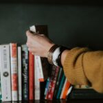 Von Bücherregalen bis zum Schreibtisch: Meistere die Kunst der Raumgestaltung